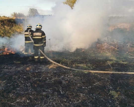 🚒🔥Вчера работники 208-й пожарно-спасательной части #Мособлпожспас ликвидировали возгорание сухой травы в Волоколамском округе