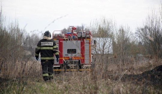 🚒🔥Вчера работники 208-й пожарно-спасательной части #Мособлпожспас ликвидировали возгорание сухой травы в Волоколамском округе