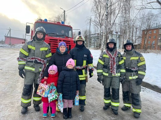 🎅 Сегодня в роли Дедов Морозов побывали работники 204-й пожарно-спасательной части #Мособлпожспас