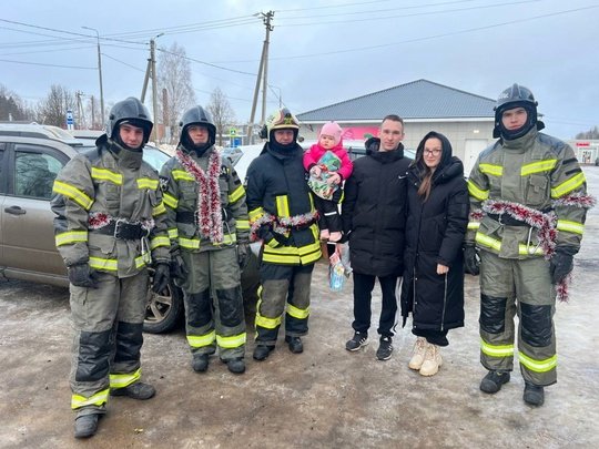 🎅 Сегодня в роли Дедов Морозов побывали работники 204-й пожарно-спасательной части #Мособлпожспас